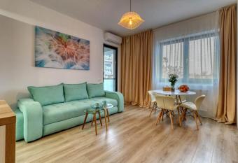 Inspiration Station - My Joyful, Cosy&Inviting Apt - Smart Thermostat - Private Parking - IOR Park - Long Term Price Cuts has rooms with a private hot tub