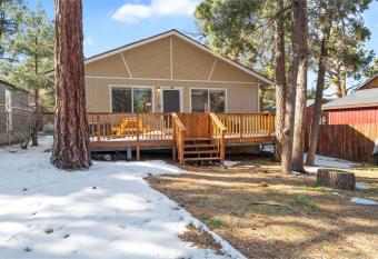 Happily Ever After - Classic mountain cabin in one of Big Bear's quietest neighborhoods cabin has Balcony rooms