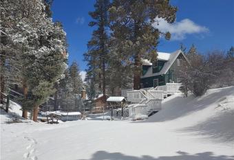 Grimm's Hidden Cabin - Secluded hideaway with a large fenced yard giving the feeling of privacy! cottage has Balcony rooms