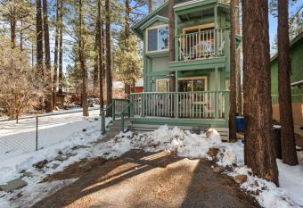 Retro Ski Cabin- Adorable cabin, super cute and woodsy, located in the quiet area of Big Bear City! cabin has Balcony rooms