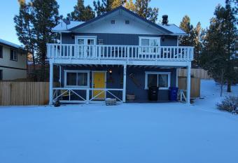 Deer Retreat - 3BR 2BA New Furniture and Appliances WiFi Smart TVs cabin has Balcony rooms