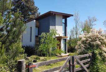 Caba  a moderna y luminosa rodeada de vegetaci  n has Balcony rooms