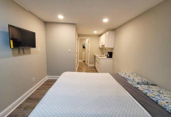 First floor Studio 6 mins from Downtown allows 18 year olds to book a room