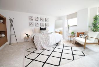 Luxe and charmant 3 bed apartment beautiful views has Balcony rooms