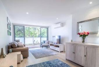 Envy 11 Luxe 1BR Apt Braddon WiFi Wine Secure Parking Canberra has Balcony rooms