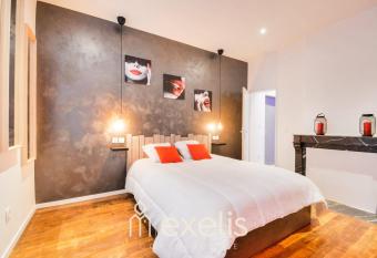 GuestReady - Elegant Studio in Nancy has rooms with a private hot tub