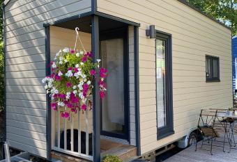 Tiny House Ruhr im PIER9 Tiny House Hotel has Balcony rooms