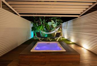 Hotel Tancat de Codorniu has rooms with a private hot tub