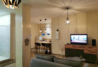 Appartement d une chambre avec jacuzzi et wifi a Strasbourg has rooms with a private hot tub