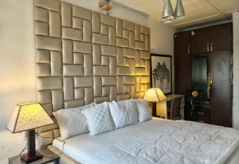 Screenland Apartment allows 18 year olds to book a room