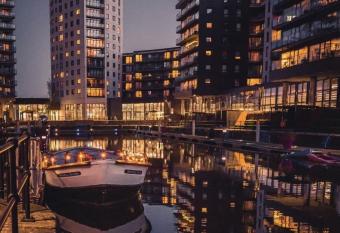 PRIMEDOORSTEP Deluxe City Apt Riverside Balcony &Free Parking has Balcony rooms