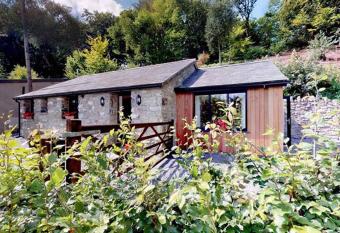 Beudy Bach has Balcony rooms