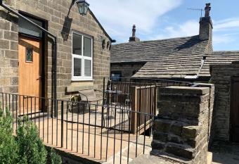 Artist Hideaway Main Street Haworth has Balcony rooms