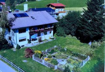 Sch  ne Unterkunft mit Parkplatz und Bikergarage has Balcony rooms