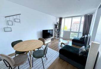 l   crin de la mairie has Balcony rooms