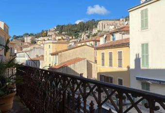 beau duplex lumineux en plein centre ville    Hy  res allows 18 year olds to book a room