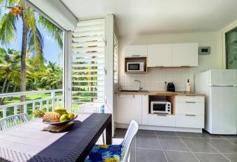 Studio avec vue sur la mer piscine partagee et jardin clos a Saint Francois has Balcony rooms