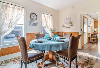 Cottage in the Falls, 2 b, 2 bath, fireplace allows 18 year olds to book a room