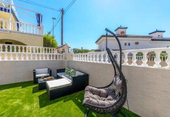 Chalet al lado del mar allows 18 year olds to book a room