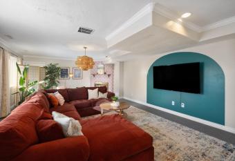 Bohemian LARGE Family Home Perfect for Groups allows 18 year olds to book a room