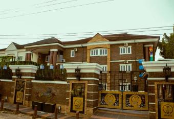 TN MAX LUXURY HOME allows 18 year olds to book a room