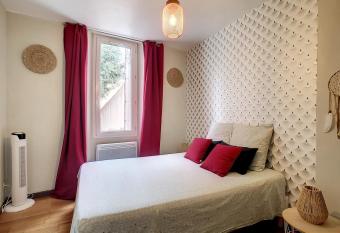 LIBERTY wifi baignoire calme sans vis    vis allows 18 year olds to book a room