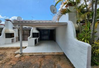 Departamento en San Bernardino - Barrio Cerrado has rooms with a private hot tub