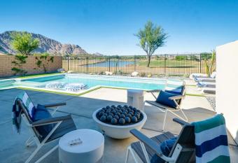 Elegant and Brand New! Golf course View at PGA west Stadium has rooms with a private hot tub