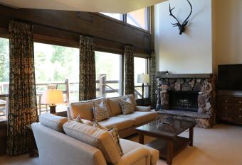 Viking Two Bedroom Loft apartment hotel has rooms with a private hot tub