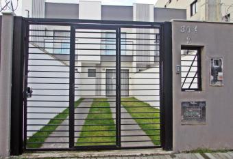 Sobrado Carpe Diem Palmeiras, 450 m da praia, 2 su  tes com ar, 2 vagas, check-in 24h, churrasqueira, 20 min do Beto Carrero has Balcony rooms