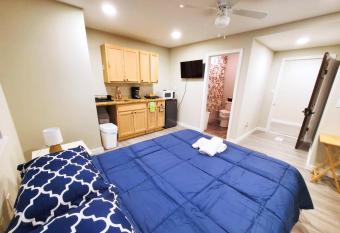 Furnished Studio next to Hospitals at Roosevelt Boulevard allows 18 year olds to book a room