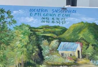    P ti Grain D caf   has Balcony rooms