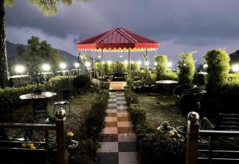 One Whistling Pines has Balcony rooms