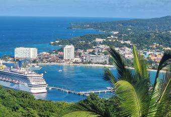 Komfort Getaway Villa allows 18 year olds to book a room