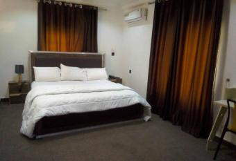 De Loccville Place allows 18 year olds to book a room