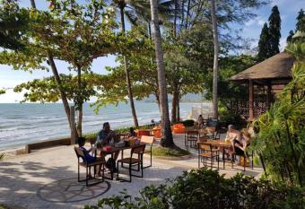 Chill Inn Lipa Noi Hostel and Beach Cafe allows 18 year olds to book a room