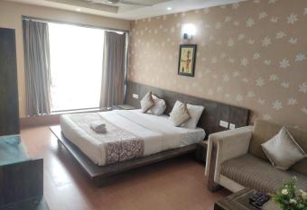 Sakura Hotel & Banquet has Balcony rooms
