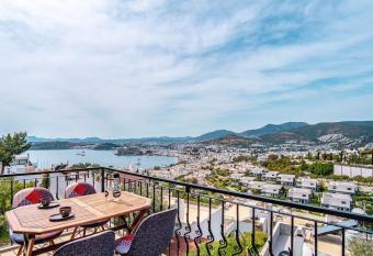 3BR Duplex close to Bodrum City Center has Balcony rooms