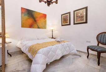 Juder  a Suites has rooms with a private hot tub