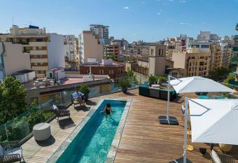 JS Palma Plaza allows 18 year olds to book a room