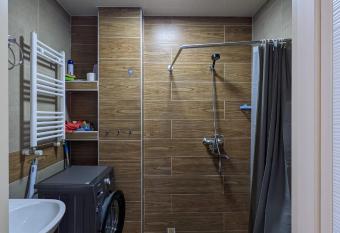 Bakuriani Park Residence Apart. N59 has rooms with a private hot tub