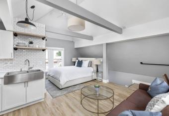 Cozy Cottage Near Major Attractions has Balcony rooms