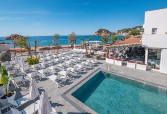 Golden Mar Menuda has Balcony rooms