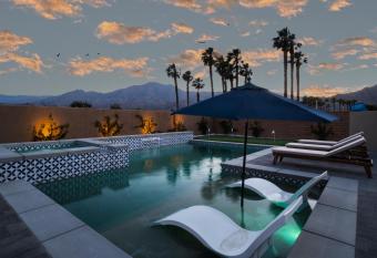 PGA WEST Signature WALK to Ernies Stadium Course! has rooms with a private hot tub