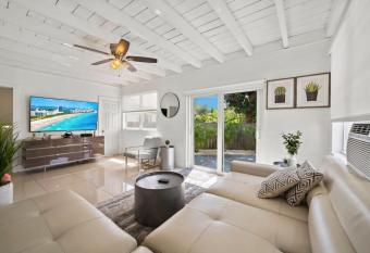 Amazing 3 Bed House with Gameroom and Fun Backyard has Balcony rooms