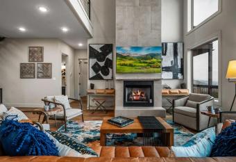 Luxury 5 bd with views and heaetd pool allows 18 year olds to book a room