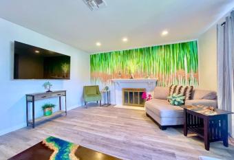 King Bed Enclosed Yard Garage Parking Washer Dryer has Balcony rooms