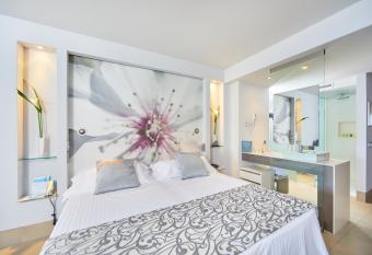 Barcel   Illetas Albatros - Adults Only allows 18 year olds to book a room