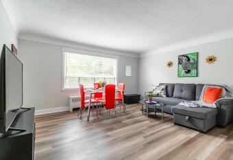 1BR Apartment with King Bed & Netflix - Near DT allows 18 year olds to book a room