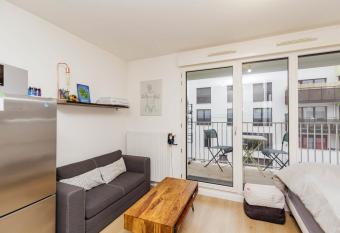 Charming 27m with balcony in Bagnolet has Balcony rooms